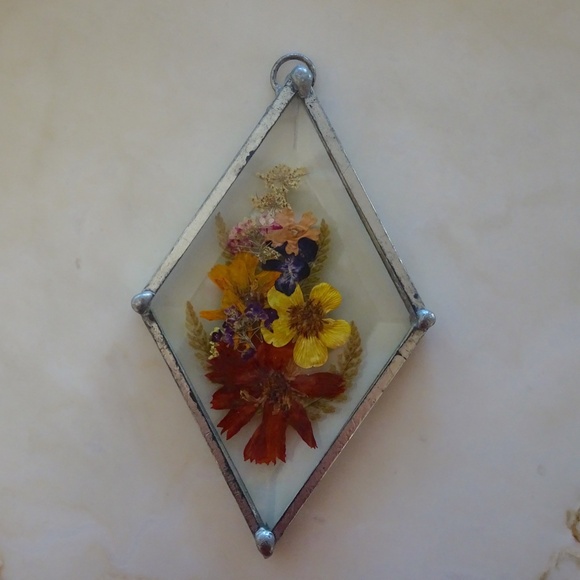 Vintage 1970s Dried Floral Flower Power Cottagecore Glass Diamond Suncatcher - Picture 6 of 8